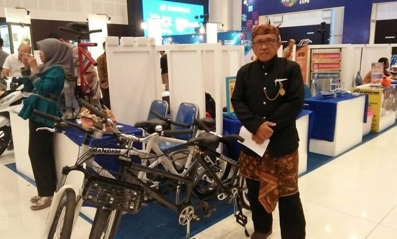 Prof Dr Ir Bambang Iskandriawan MEng memamerkan salah satu karya sepeda multiguna ciptaannya yakni Trandem Bike