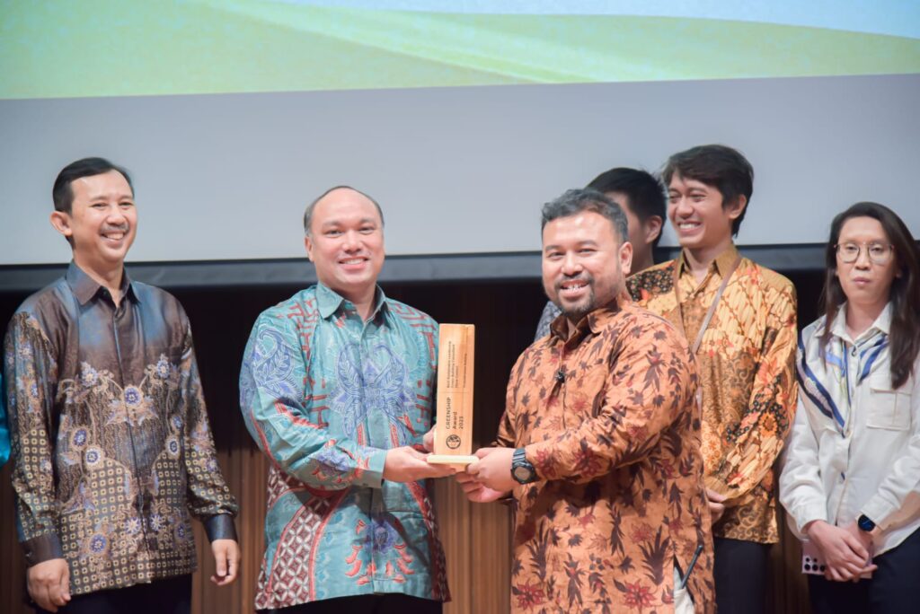 CEO PT Ecobuild, Wiza Hidayat (kedua dari kiri) saat menerima penghargaan sebagai “Best Sustainable Leadership Consultant & Consultant New Comer” dalam ajang Greenship Award 2023 yang diselenggarakan Green Building Council Indonesia (GBCI), 19 Desember 2023 silam. (Foto: Dok Ecobuild)