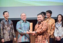 CEO PT Ecobuild, Wiza Hidayat (kedua dari kiri) saat menerima penghargaan sebagai “Best Sustainable Leadership Consultant & Consultant New Comer” dalam ajang Greenship Award 2023 yang diselenggarakan Green Building Council Indonesia (GBCI), 19 Desember 2023 silam. (Foto: Dok Ecobuild)