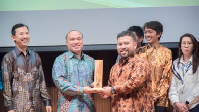 CEO PT Ecobuild, Wiza Hidayat (kedua dari kiri) saat menerima penghargaan sebagai “Best Sustainable Leadership Consultant & Consultant New Comer” dalam ajang Greenship Award 2023 yang diselenggarakan Green Building Council Indonesia (GBCI), 19 Desember 2023 silam. (Foto: Dok Ecobuild)